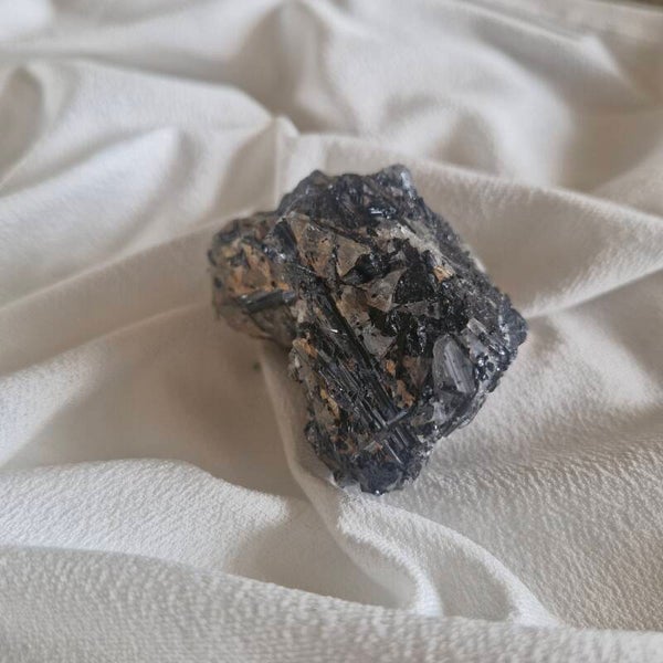 Tourmaline noire cristallisée sur quartz – Spécimen naturel (98 g)