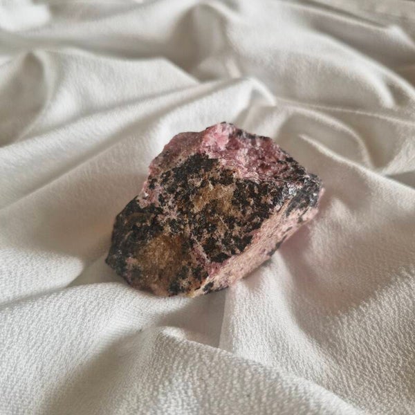 Rhodonite – Pierre du pardon et du cœur (112 g)