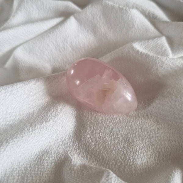 Œuf en quartz rose naturel poli – 34,80 g