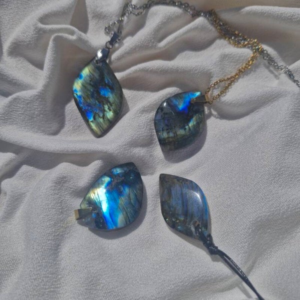 Labradorite – Protection & Intuition
