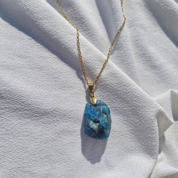 Collier en acier inoxydable doré et Apatite bleue brute
