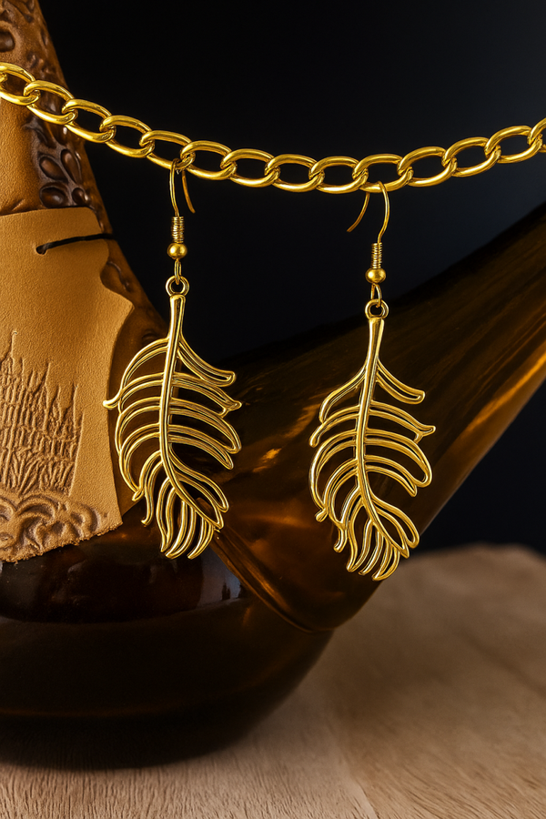 Boucles d’Oreilles Plume Dorée – Légèreté & Élégance