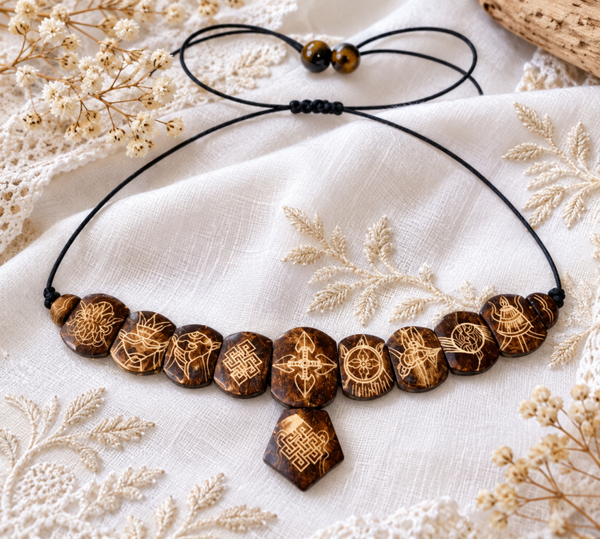 Collier Artisanal Revisité – Symboles Tibétains Gravés