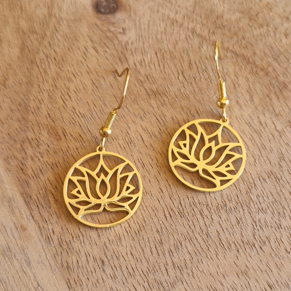 Boucles d’oreilles Fleur de Lotus dorées – Lumière et harmonie