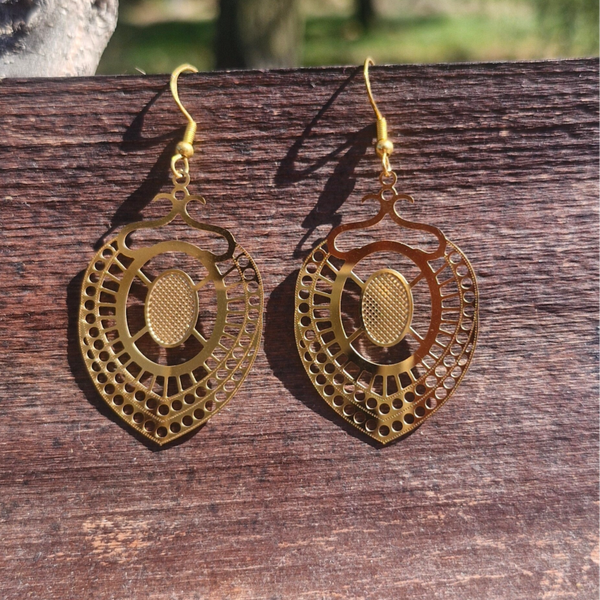 Boucles d’oreilles Ajourées Dorées – Élégance & Raffinement