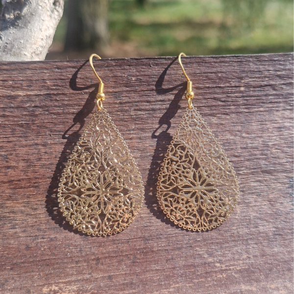 Boucles d’oreilles goutte ajourée dorée – Élégance & légèreté