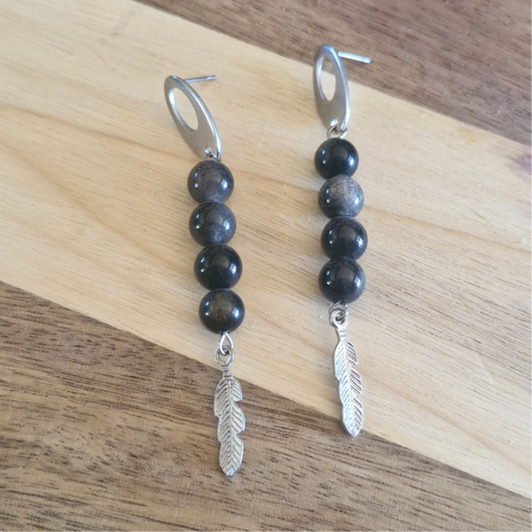Boucles d’oreilles Obsidienne Dorée & Plume – Protection & Légèreté