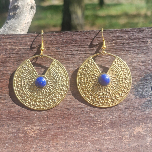 Boucles d’oreilles dorées & cabochon bleu – Élégance solaire