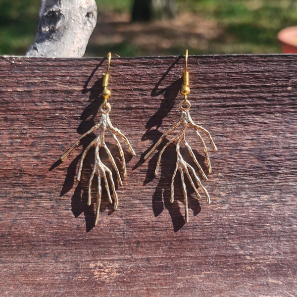 Boucles d’oreilles Racines Dorées – Nature & Harmonie