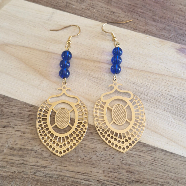 Boucles d’oreilles Dorées & Perles Bleues – Élégance Lumineuse