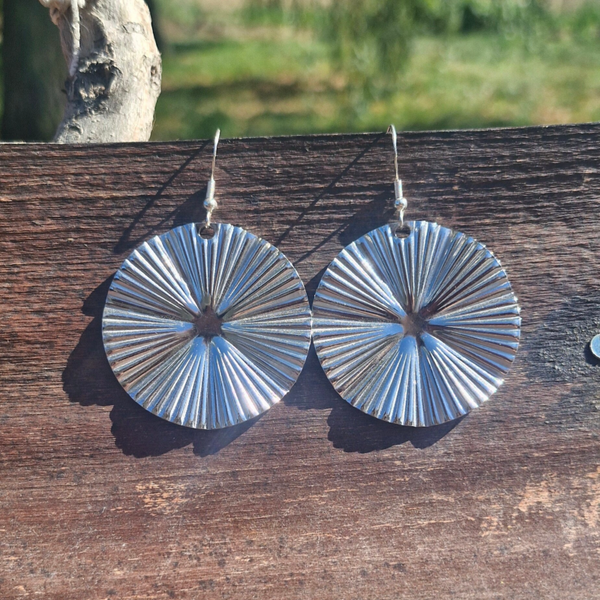 Boucles d’oreilles Argentées Effet Plissé – Modernité & Éclat