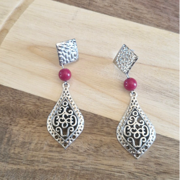 Boucles d’oreilles Perle rouge & arabesques argentées – Élégance intemporelle