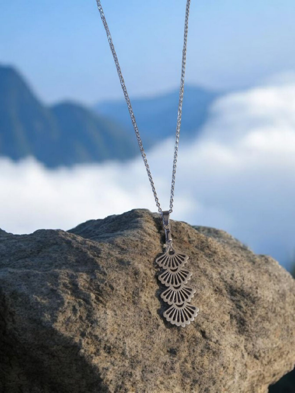 Collier en acier inoxydable – Feuilles stylisées argentées