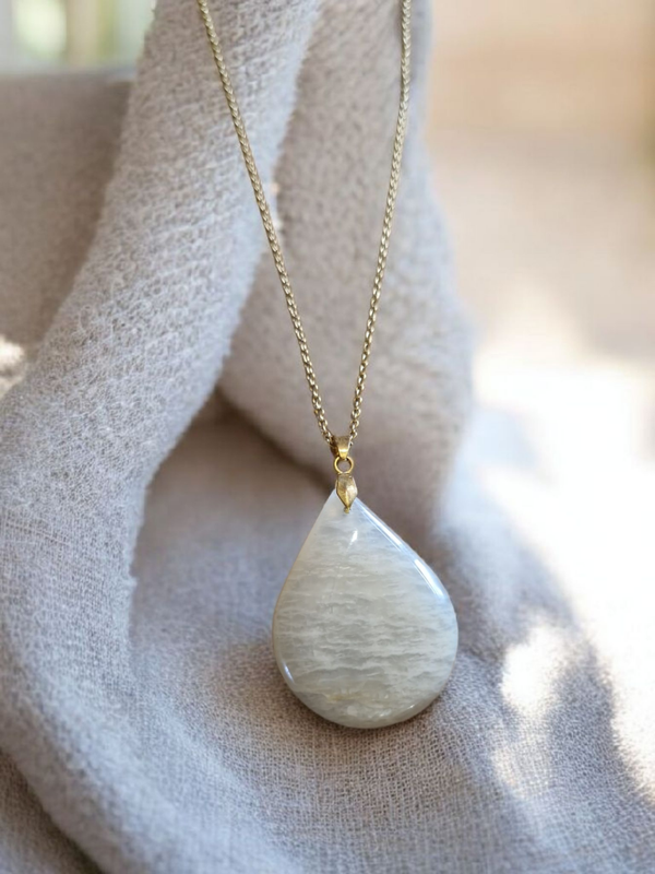 Collier en acier inoxydable doré et Pierre de Lune beige