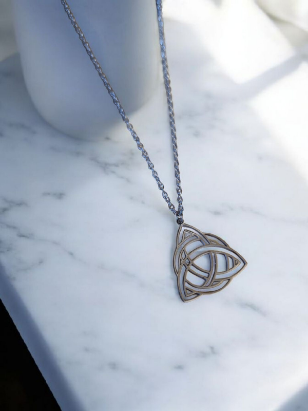 Collier en acier inoxydable – Nœud celtique argenté