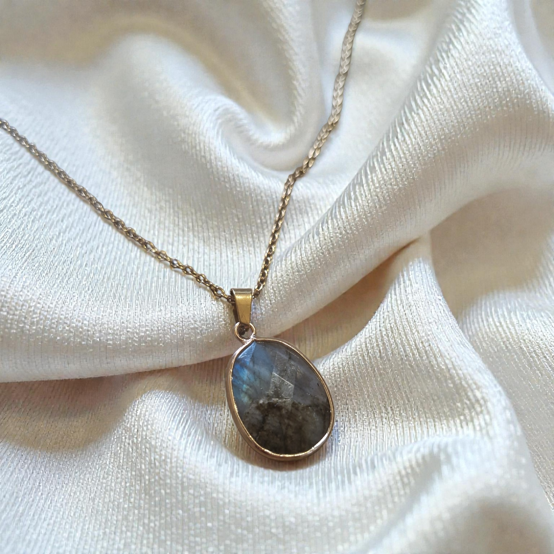 Collier Labradorite sertie – Chaîne acier inoxydable doré