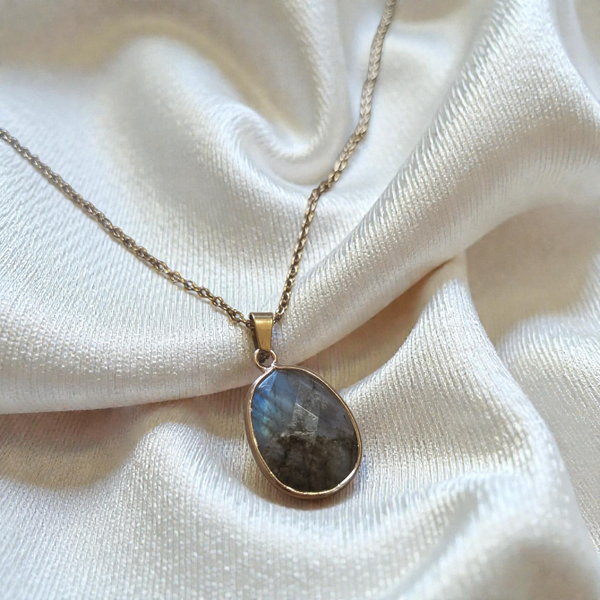 Collier Labradorite sertie – Chaîne acier inoxydable doré