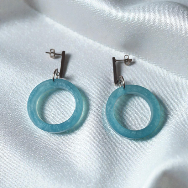 Boucles d’oreilles cercle – Résine bleu clair & acier inoxydable