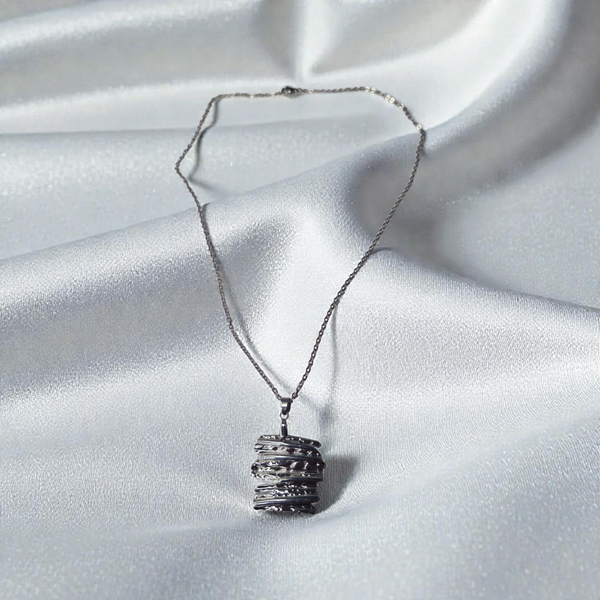 Collier pendentif carré texturé argenté – Acier inoxydable