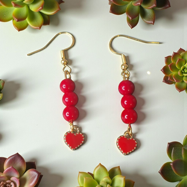 Boucles d’oreilles – Perles rouges & pendentif cœur doré