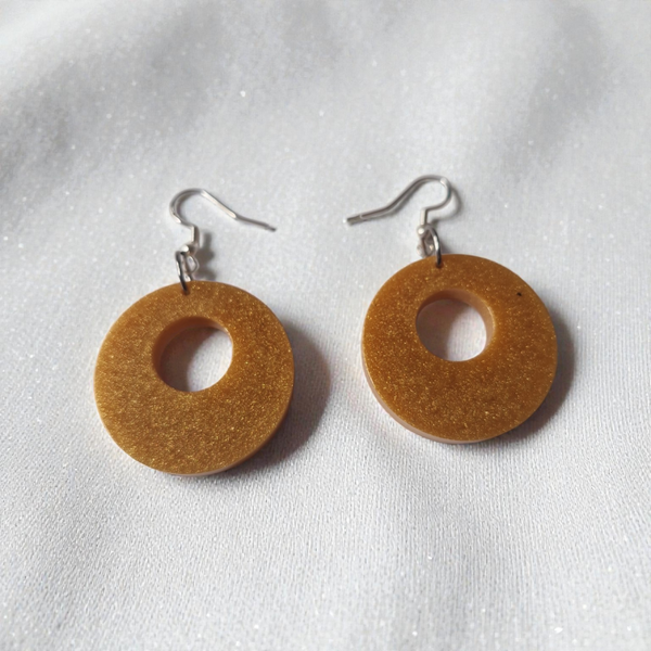Boucles d’oreilles cercle – Résine dorée & argent 925