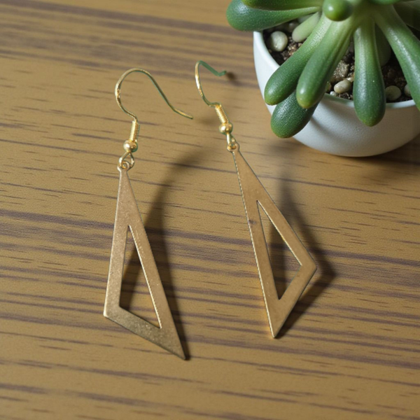Boucles d’oreilles – Triangles Élancés Dorés