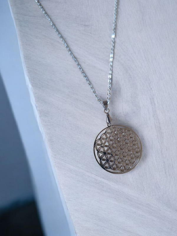 Collier en acier inoxydable – Fleur de Vie argentée