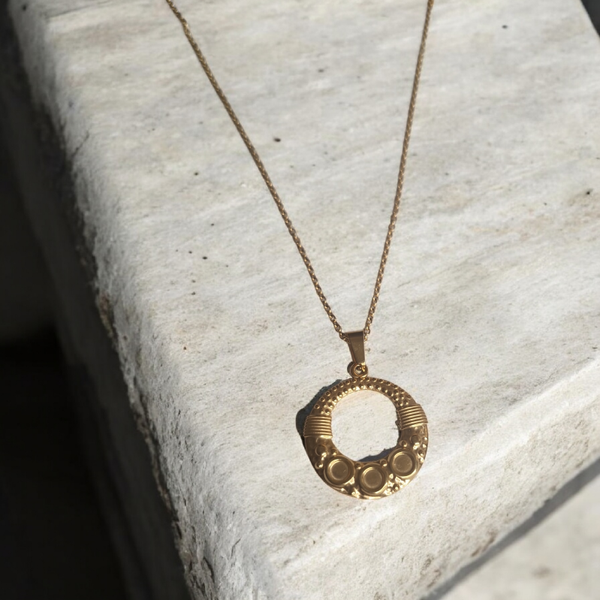 Collier anneau martelé – Acier inoxydable doré