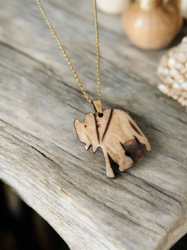 Collier éléphant sculpté et chaîne en acier inoxydable doré