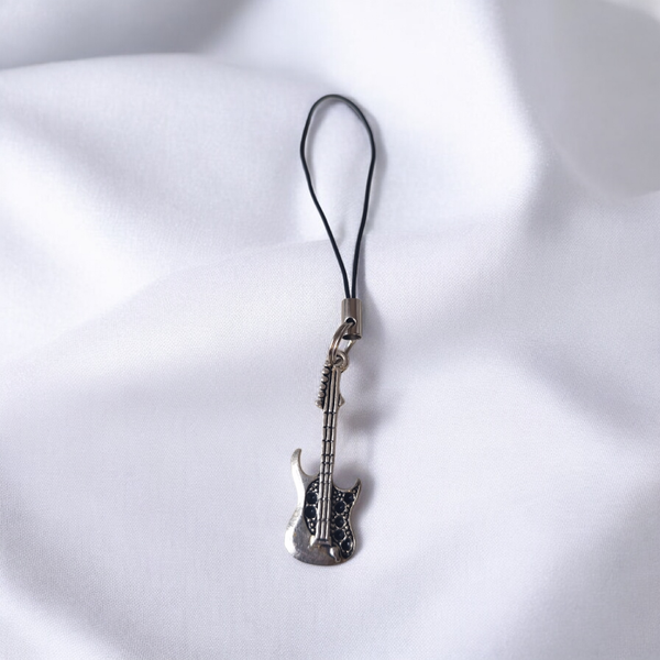 Petit bijou – Guitare argentée