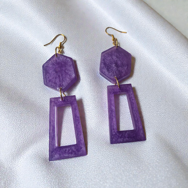 Boucles d’oreilles géométriques – Résine violette & argent 925 doré