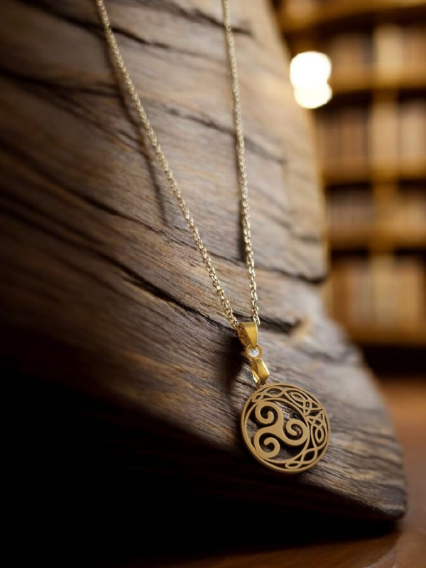 Collier en acier inoxydable – Triskel celtique doré