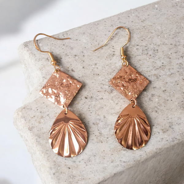 Boucles d’oreilles — Carrés Martelés & Coquilles Dorées