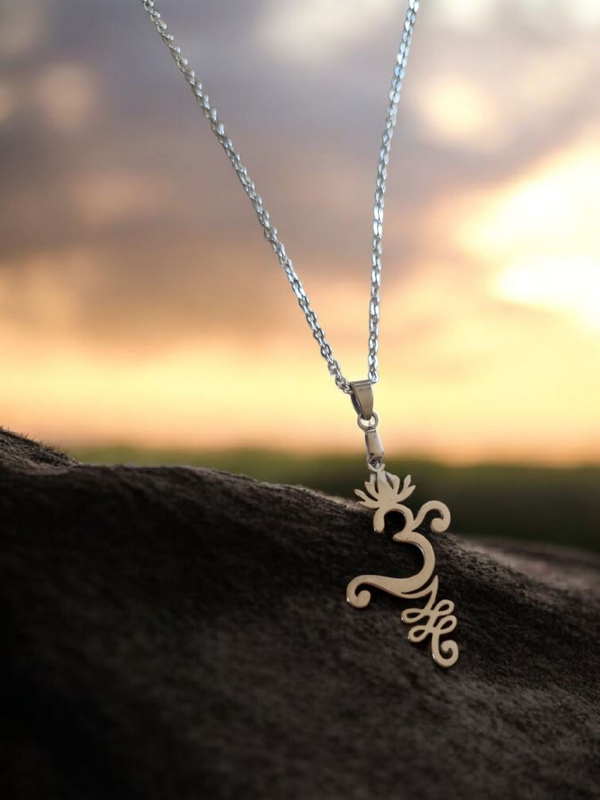 Collier en acier inoxydable – Symbole Ôm argenté