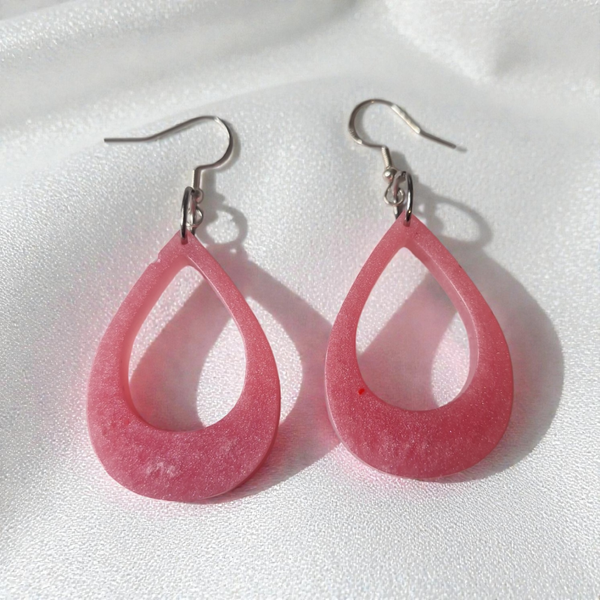 Boucles d’oreilles goutte – Résine rose & crochet en argent 925