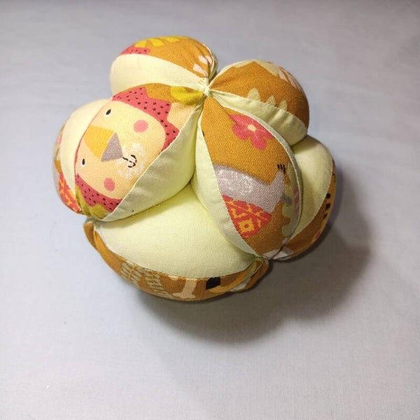 Pelota Montessori con sonajero