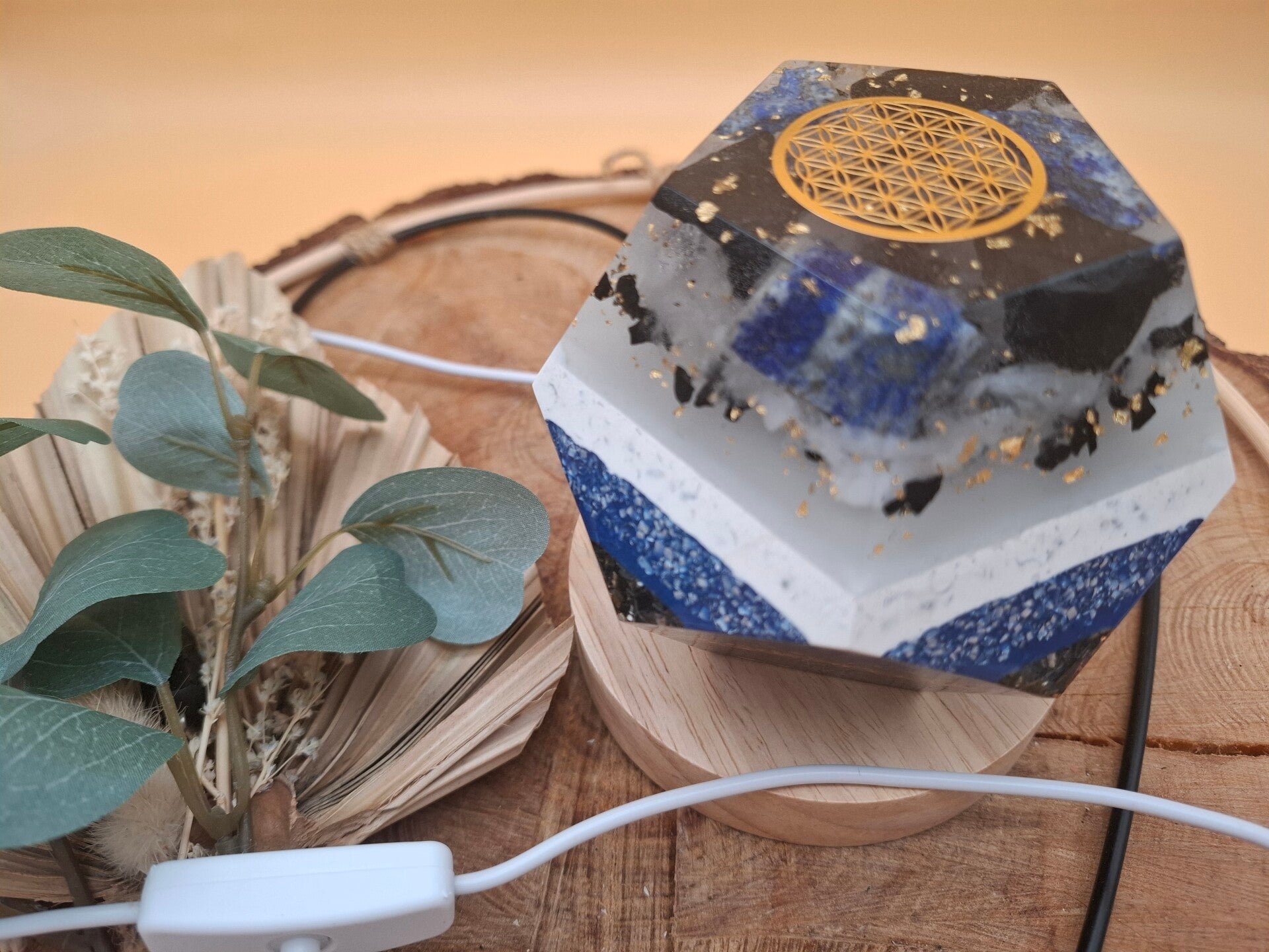 Orgonit Dodekaeder mit Licht Lapislazuli