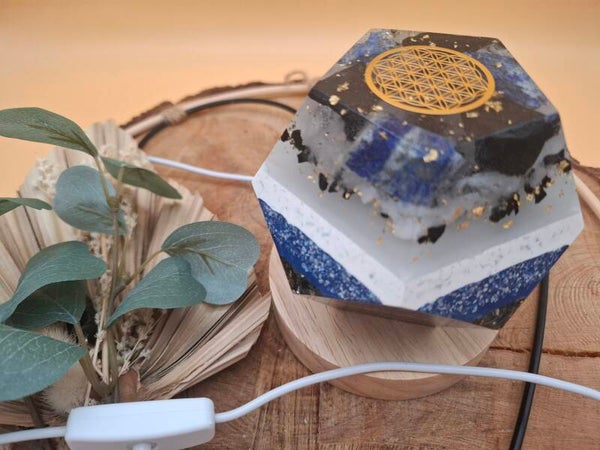 Orgonit Dodekaeder mit Licht Lapislazuli