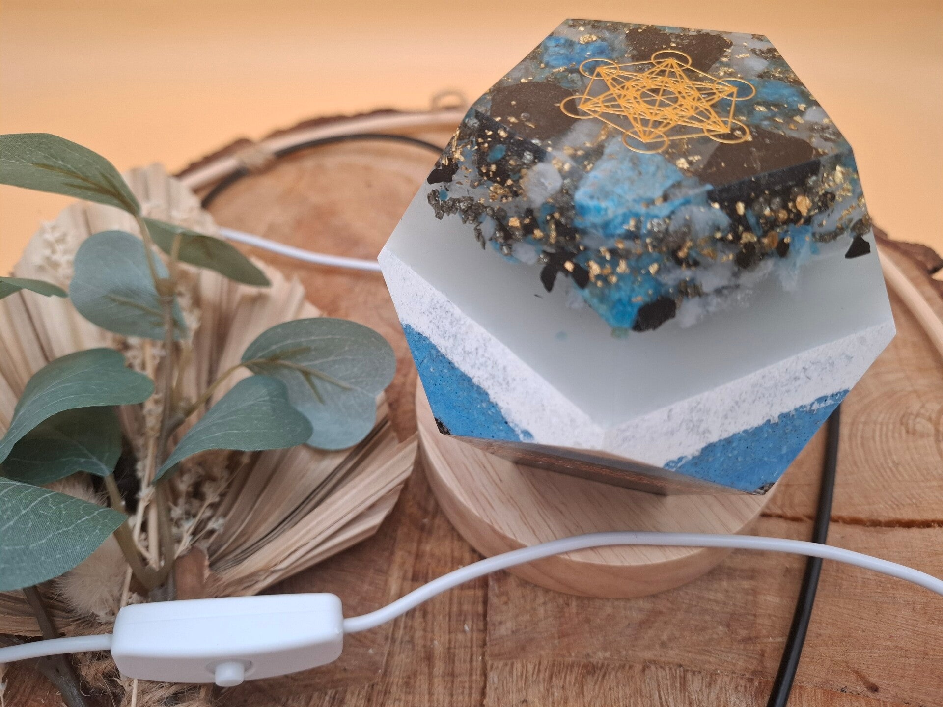 Orgonit Dodekaeder mit Licht Apatit