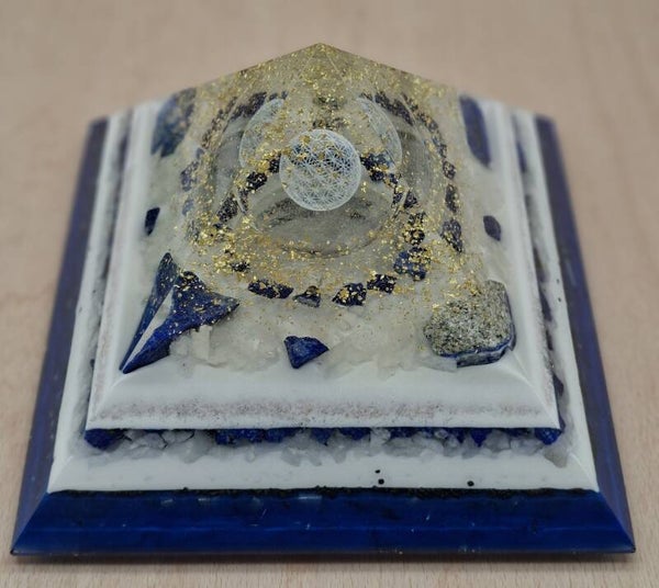 Orgonit Pyramide Lapislazuli mit Licht