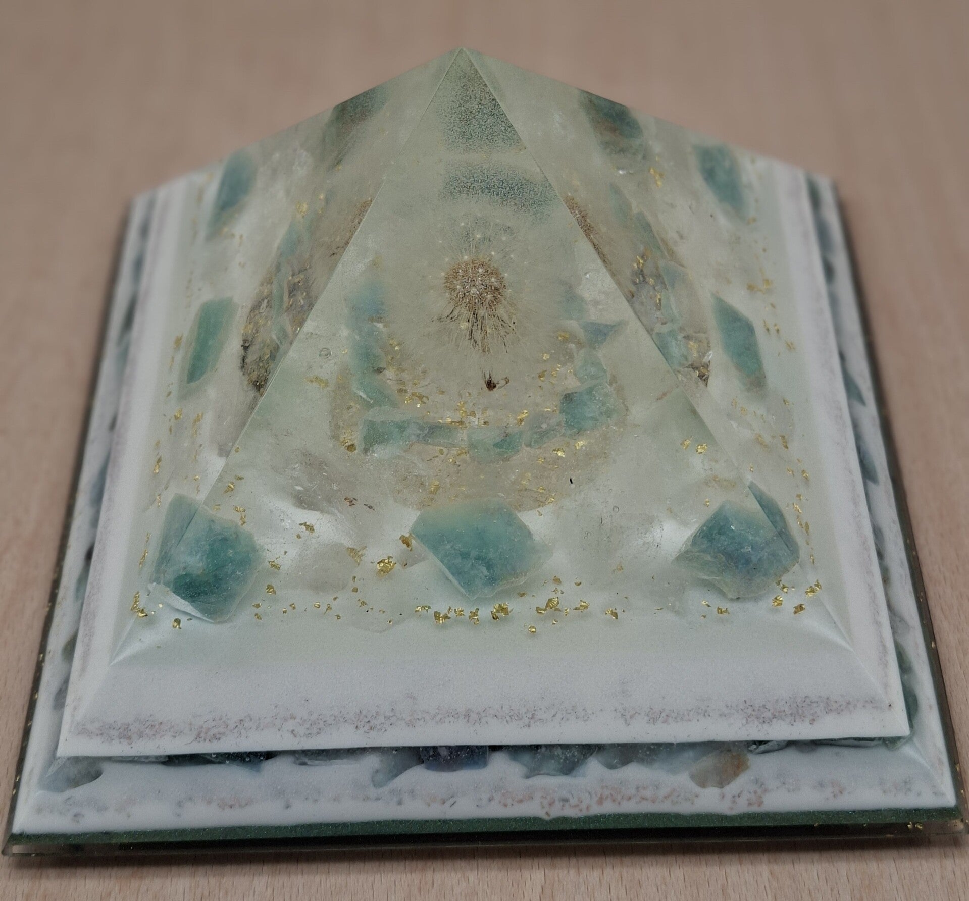 Orgonit Pyramide Fluorit mit Licht