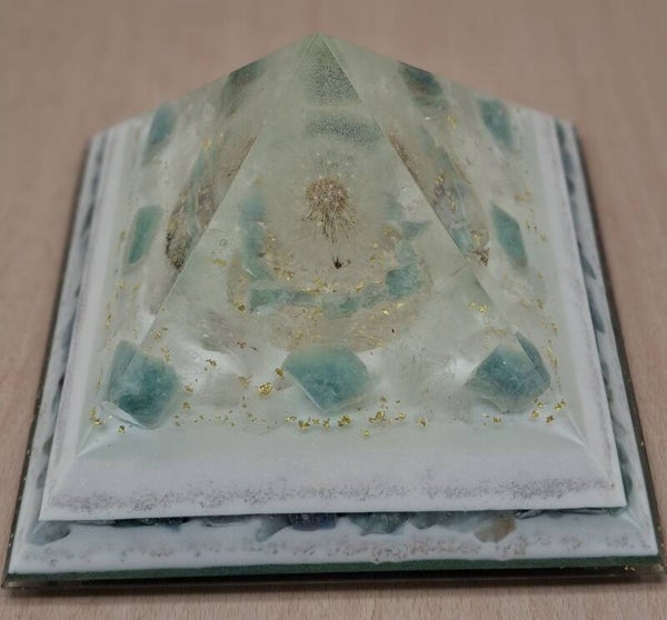 Orgonit Pyramide Fluorit mit Licht