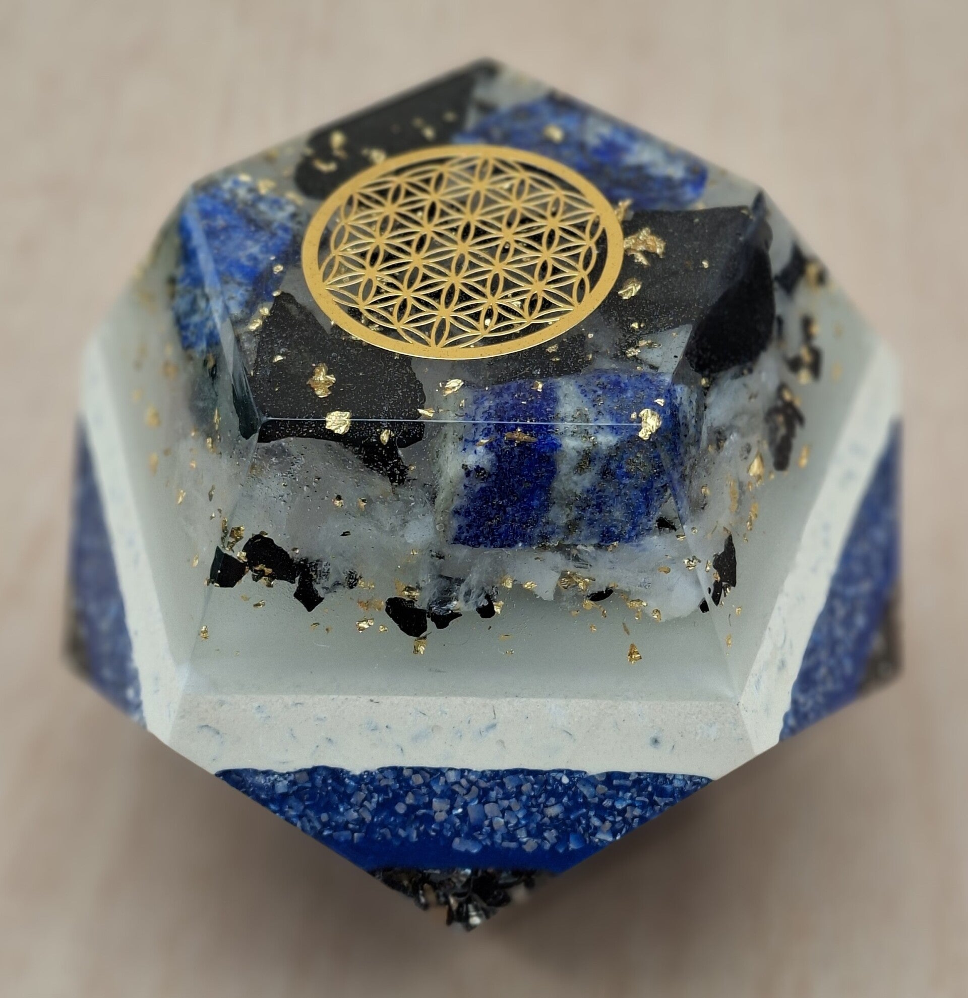 Orgonit Dodekaeder mit Licht Lapislazuli