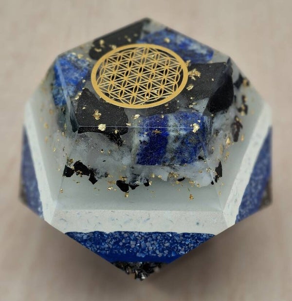 Orgonit Dodekaeder mit Licht Lapislazuli