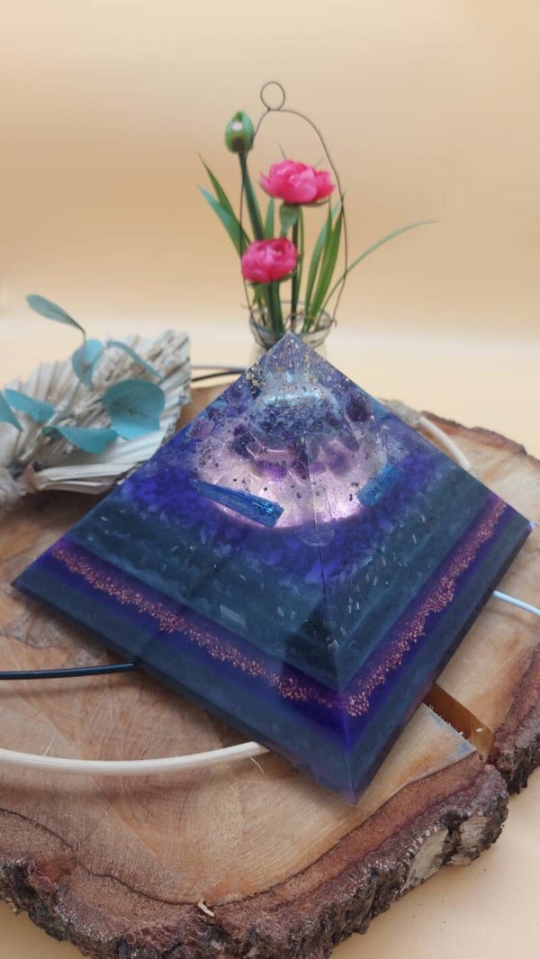 Orgonit Pyramide Amethyst mit Licht