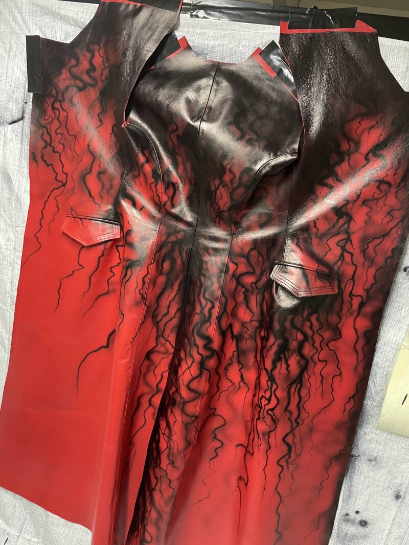 De jas tijdens het airbrushen.