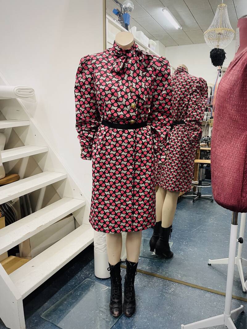 De jurk in het atelier.