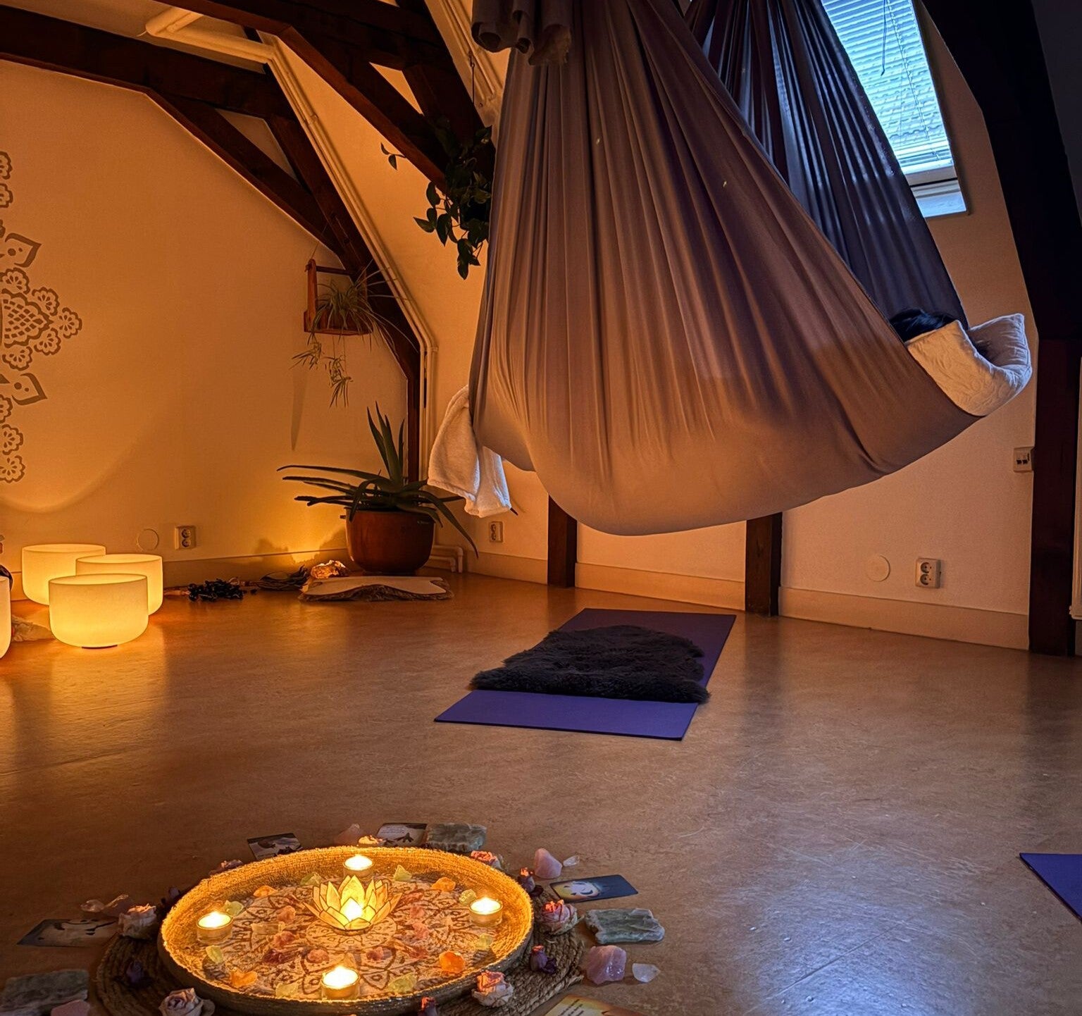 Verbind met jezelf tijdens de Cacao Journey & Aerial Sound Healing bij Holistrish, waarbij cacao en geluid je naar diepe heling begeleiden