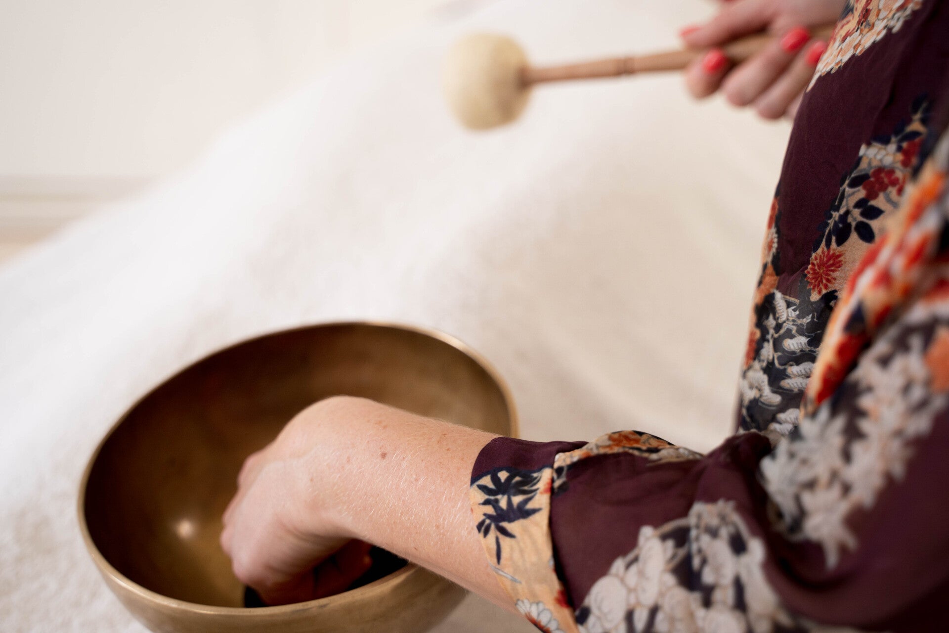 Klankschaal massage bij Holistrish – Diepe ontspanning en energetisch herstel door vibraties en geluid van klankschalen