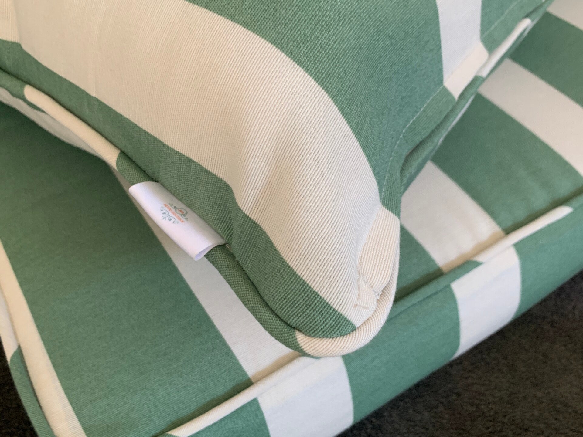Lederen stoel voorzien van een nieuw stukje piping